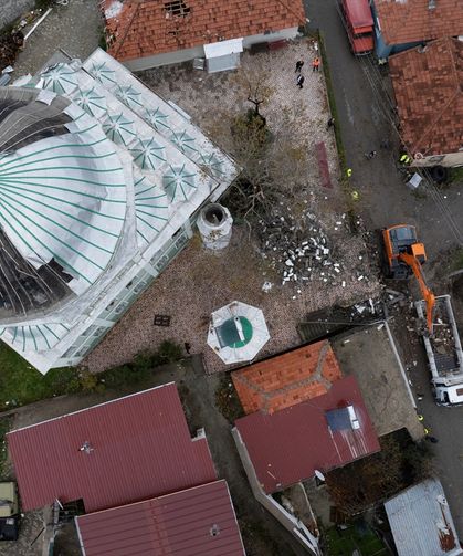 Efemçukuru'ndaki caminin minaresi rüzgardan yıkıldı