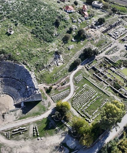 Seydikemer'deki Letoon Alanı'nda tarihi tapınaklarda yolculuk