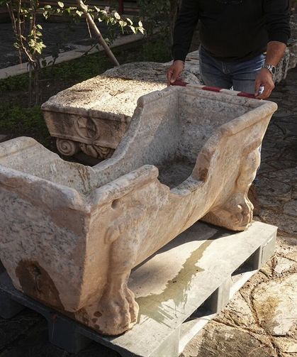 Roma döneminden kalan ve zenginlerin yıkandığı küvet, ineklerin su içtiği yalak olarak kullanıldı