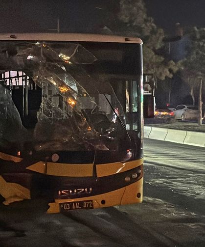 Afyonkarahisar'da halk otobüsü ile çöp kamyonu çarpıştı; 1'i çocuk, 5 yaralı!