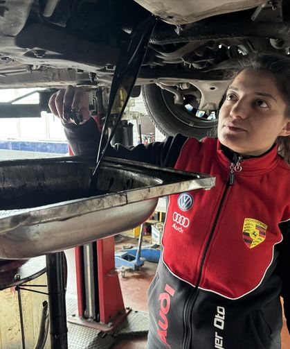 Şuhut Anayurt'tan Hatice Kartal, otomobil tamirinde usta oldu!