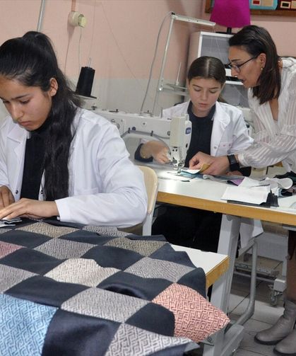 Atık kumaşlardan seccade dikerek geri dönüşüme katkı sağlıyorlar