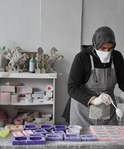 Afyon Çobanlar'daki kadınlar aile ekonomisine katkı sağlıyorlar