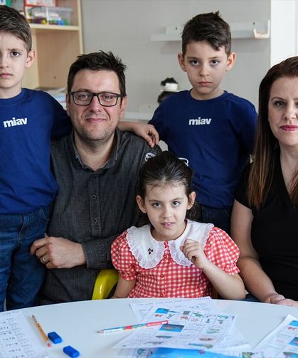 İzmir Tepecik Eğitim ve Araştırma'dan Nazife Demir, yoğun bakımda çalışmasına rağmen üçüz çocuklarını ihmal etmiyor