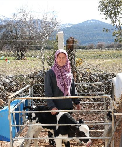 Bakıca'da yaşayan Birselin Önüt, 5 inekle ahırda başladığı üretimi büyütüp süt çiftliği haline geldi