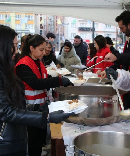 Kütahya'da Türk Kızılay Derneği'nin iftar çadırında gönüllüler görev alıyorlar!