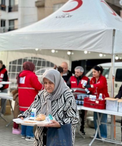 Kızılay, Uşak'ın komşusu Manisa'da 85 bin kişiye iftar yemeği ikram etti