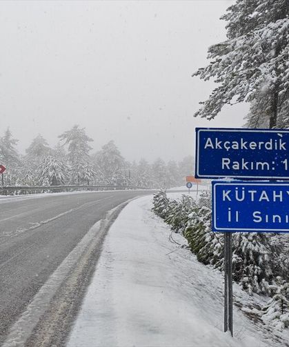 Uşak'ın komşusu Demirci'nin yüksek kesimlerine kar yağdı