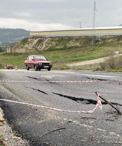 Uşak'ın komşusu Selendi'de yol çöktü