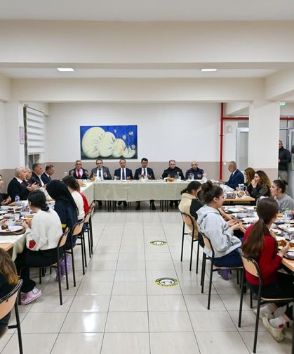 Uşak Valisi Kartal, pansiyonda kalan kız öğrencilerin talep ve beklentilerini dinledi