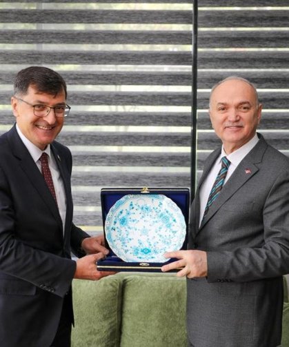 Kütahya Belediye Başkanı Kahveci, çalışmalarında AK Partili veya CHP'li ayrımı yapmıyor