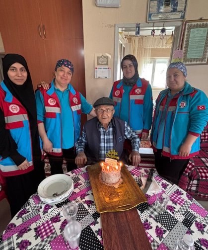 Uşak’ın komşusu Çivril’de 91 yaşındaki Hidayet Erday'a doğum günü sürprizi