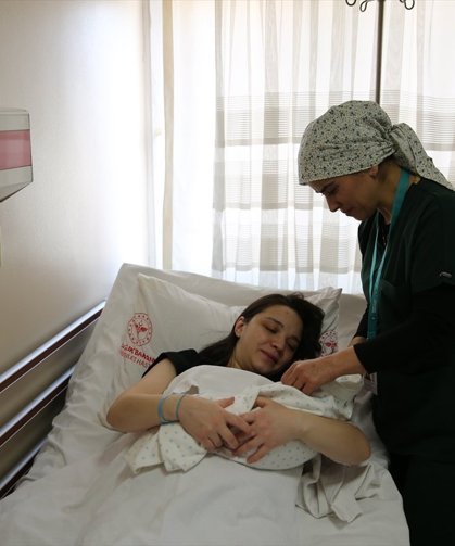 Denizli'de çalışan Saniye Baydoğan, 8 yıl önce kaybettiği oğlunun acısını hastalara ve annelere yardım ederek hafifletti