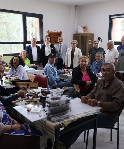 Hobi olarak başladığı deri sanatında profesyonelleşti ve ders vermeye başladı