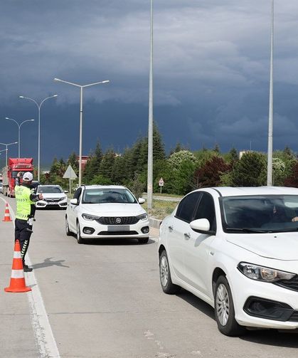 Uşak'tan Ankara'ya gidiş güzergahı olan Afyon'da 1480 polis ekibi görev yapıyor