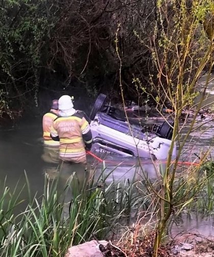 Uşak’ın komşusu Kütahya’da Porsuk Çayı’na devrilen otomobildeki 1 kişi hayatını kaybetti