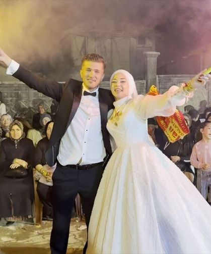 Hisarcık'taki Hüseyin Uğurlu ve Sudenaz Atağan'ın düğünü, şampiyonluk kutlamasına dönüştü