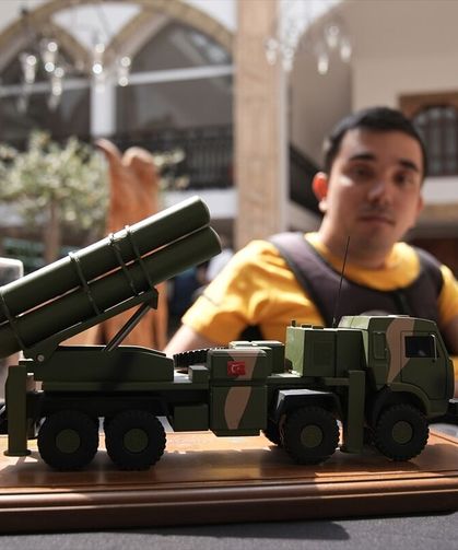 Seferihsar'da yaşayan Şendoğan Ege Katmerci, 15 yılda maketlerden askeri araç koleksiyonu yaptı