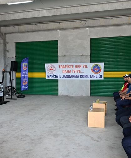 Uşak'ın komşusu Demirci'deki çiftçilere ve motosiklet kullananlara can güvenliği için trafik eğitim verildi