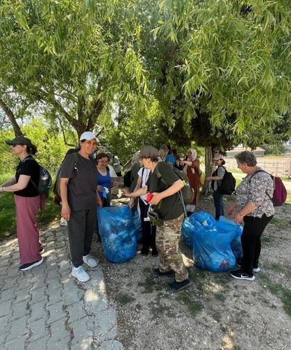 Kütahya'da doğa yürüyüşü eşliğinde çevre temizliği yaptılar