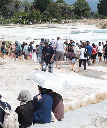 Uşak'tan da yoğun ziyaretçi çeken Pamukkale, rekor kırdı