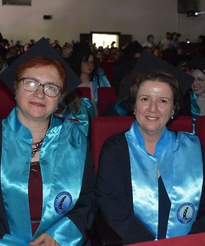 Afyonlu Gülhan Öztabak ve Sultan Baykent, 56 yaşında üniversite mezunu oldular