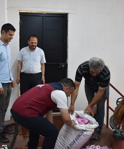 Afyon Başmakçı'da 30 yıldır geleneksel yöntemle gül üreten Medet Karadut, modern tesisini TKDK ile kurdu