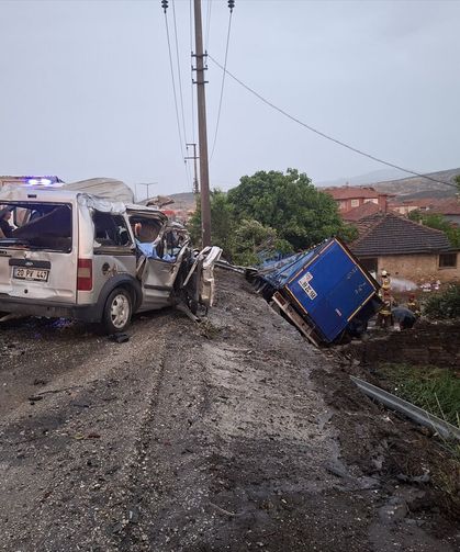 Uşak'ın komşusu Kula'da feci kaza! 2 kişi hayatını kaybetti 4 kişi yaralandı