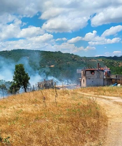 Şaphane'nin Kızılkoltuk köyünde bir evden sıçrayan orman yangını büyümeden kontrol altına alındı