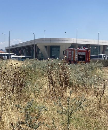 Eşme'nin komşusu Alaşehir Otogarı civarında çıkan yangın kontrol altına alındı