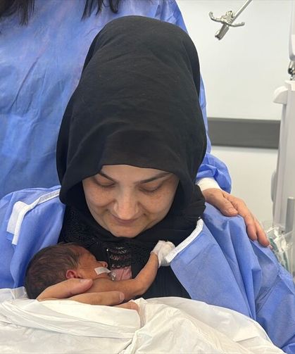 İzmir Şehir Hastanesi'nde anne karnındaki operasyonla ayrık omurgası olan bebek sağlıklı bir şekilde doğdu