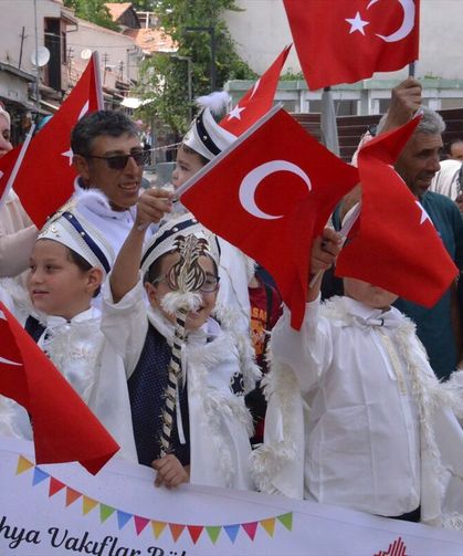 Kütahya’da Vakıflar Bölge Müdürlüğü tarafından toplu sünnet şöleni yapıldı