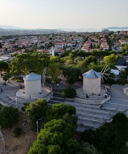 Alaçatı'daki taş evli ve Arnavut kaldırımlı sokaklarda anı biriktiriyorlar