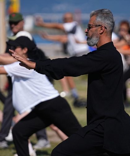 Güzelbahçe'deki tai chi dersleri, dinginlik arayanları sahilde buluşturuyor
