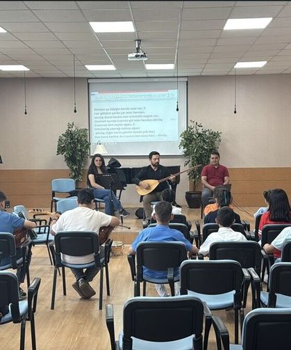 Afyon’da gönüllü akademisyenler, devletin baktığı çocuklara müzik eğitimi veriyor