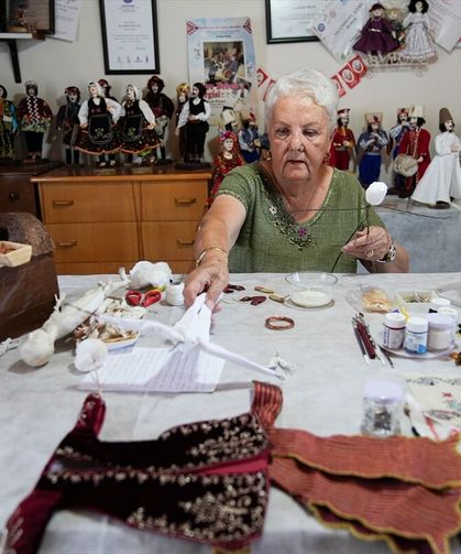 Emine Polat, 81 ili temsil eden bebekleriyle Yaşayan İnsan Hazinesi ünvanı aldı