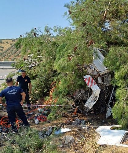 Uşak ve İzmir yolu üzerindeki Salihli'de otobüs ve kamyon çarpıştı! 1 kişi hayatını kaybetti, 7 yaralı var!