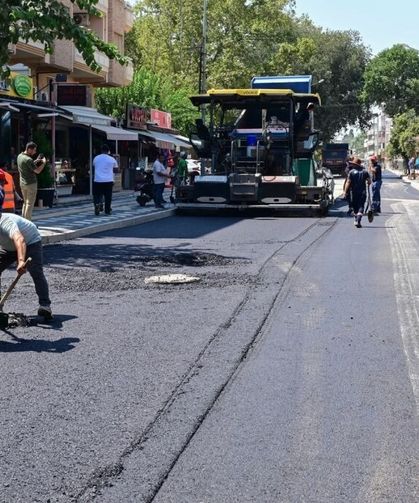 Salihli'nin Şüheda Caddesi'ndeki asfalt çalışmaları sürüyor