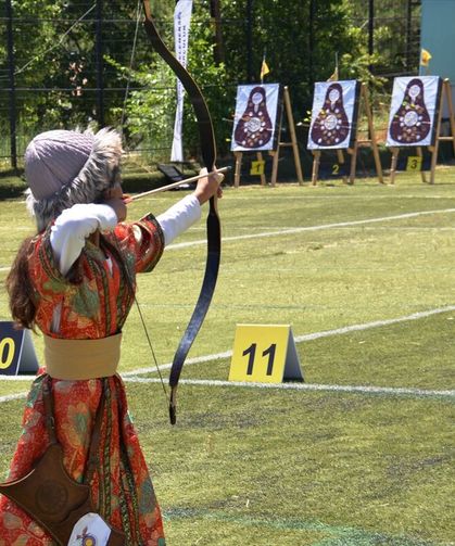 Kütahya Okmeydanı'nda yapılan turnuvaya katılan okçular, kıyasıya mücadele etti