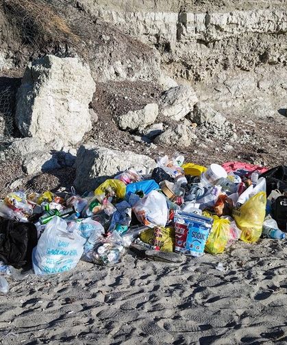 Dikili'nin berrak deniziyle bilinen Pissa Koyu'nu çöplerle mahvettiler!