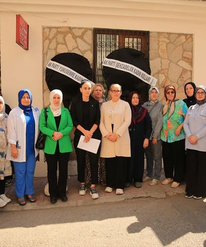 Vekile küfürlü yorum yazdığı öne sürülen muhtarın binasının önüne siyah çelenk