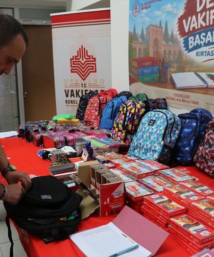 Kütahya'daki 350 öğrenciye kırtasiye malzemesi desteği