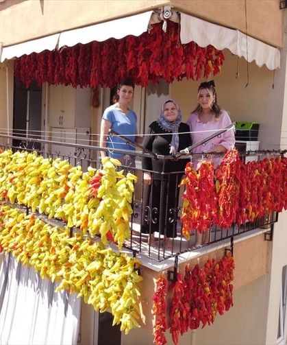 Çocukları ve torunları için biber kurutan Aynur Peksöz, yılda 2 tonluk üretime ulaştı
