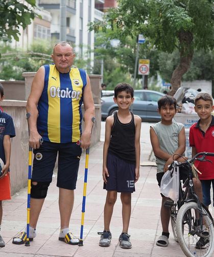 5 yaşında başlayan Fenerbahçe tutkusunu 55 yıldır kıyafetlerine yansıtıyor