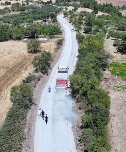Gördes'te 1999'da yapılan yola yıllar sonra asfalt atıldı