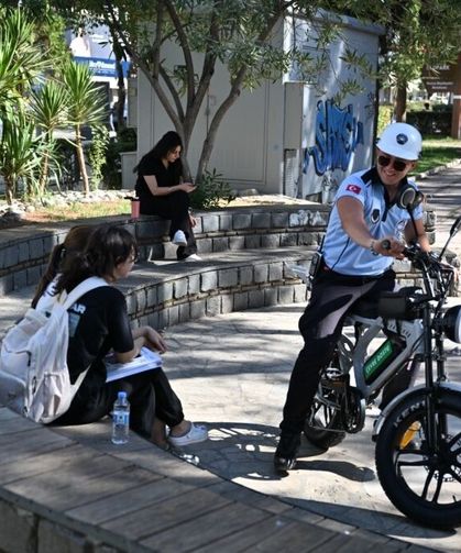 Manisa'da yaka kameralı zabıtalar dedektif gibi yere çöp atanları tespit edecek