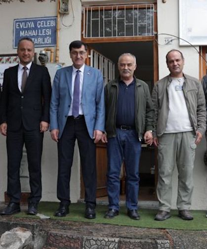 Kütahya Belediye Başkanı Kahveci, Evliya Çelebi Mahallesi'ndeki çalışmalarla ilgili mahallelinin görüşlerini aldı