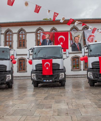 Afyon'a alınan 3 yeni temizlik aracı hizmet vermeye başladı