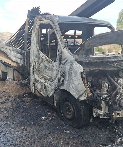 Sandıklı'da seyir halindeki kamyon yandı