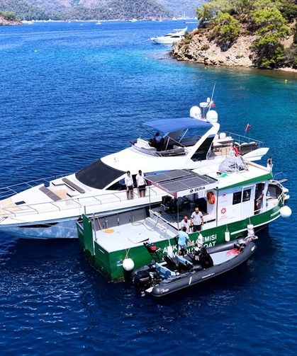 Fethiye'deki deniz süpürgesi ve atık alım gemisinden görüntüler paylaştı! Denizler mis gibi olacak